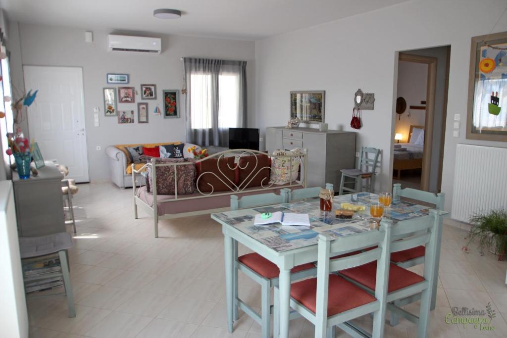 sala de estar con mesa y sofá en Bellisima Campagna Home pelekapina -chania crete en La Canea
