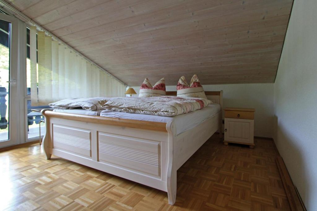 Un dormitorio con una cama con almohadas rojas. en Ferienwohnung am Harz, en Seesen