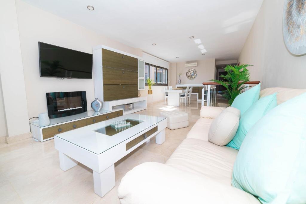 TV a/nebo společenská místnost v ubytování VILLA LUXURY VISTA DE MAR