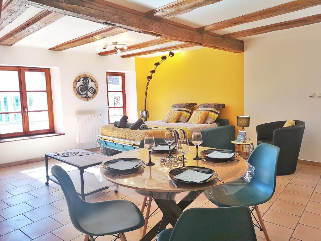 uma sala de estar com uma mesa e cadeiras e um sofá em ✪ Le Convivial ✪ Duplex Alsacien ✪ PARKING ✪ RBNB✪ em Turckheim