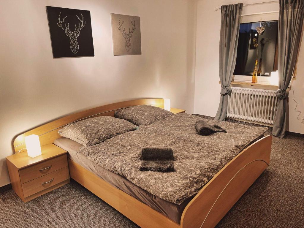 een slaapkamer met een bed met een hoed erop bij Ferienwohnung Bienenkorb in Selb