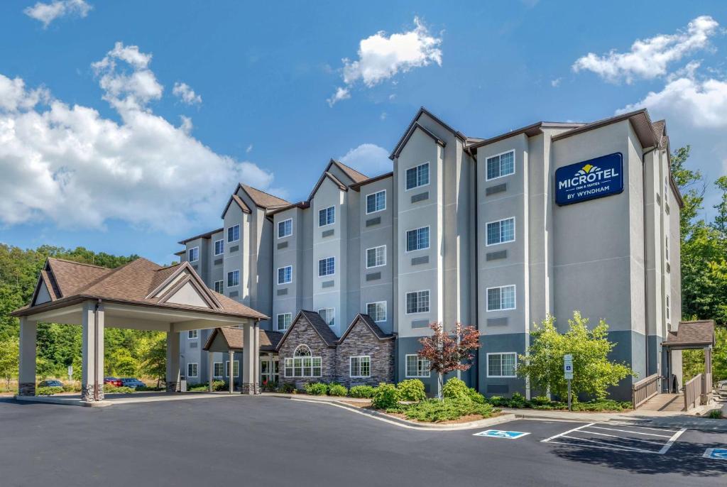 a rendering of a hotel with a parking lot at Microtel Inn & Suites Dillsboro/Sylva in Dillsboro