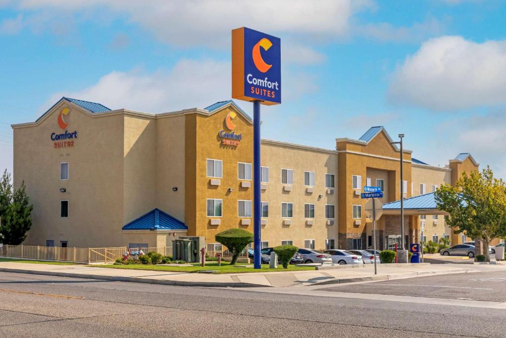 eine Ausstellung eines Cranberry-Hotels auf einer Straße in der Unterkunft Comfort Suites Victorville-Hesperia in Victorville