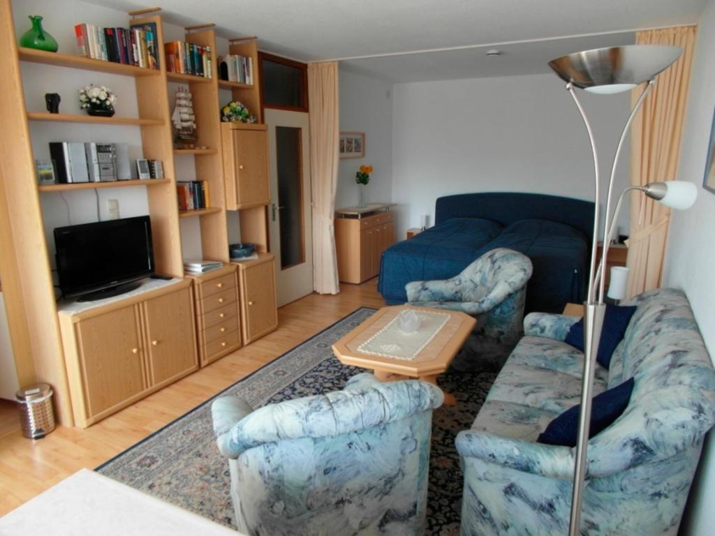 ハイリゲンハーフェンにあるFerienwohnung mit Strandkorbのリビングルーム(椅子2脚、ソファ付)