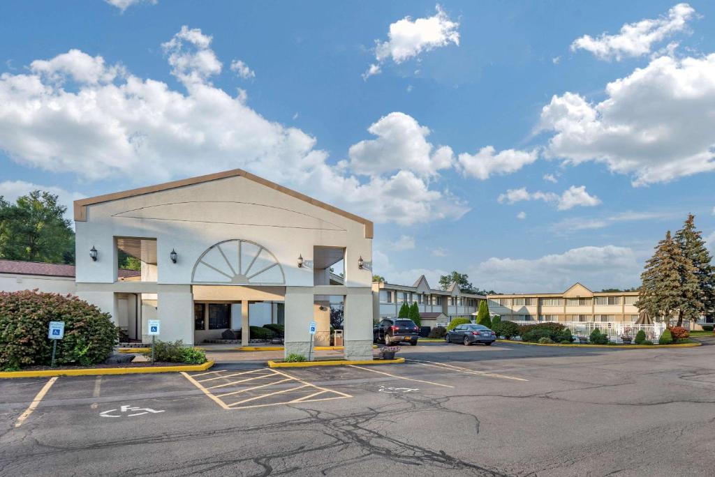 un estacionamiento frente a un hotel en Quality Inn & Suites Vestal Binghamton near University, en Vestal