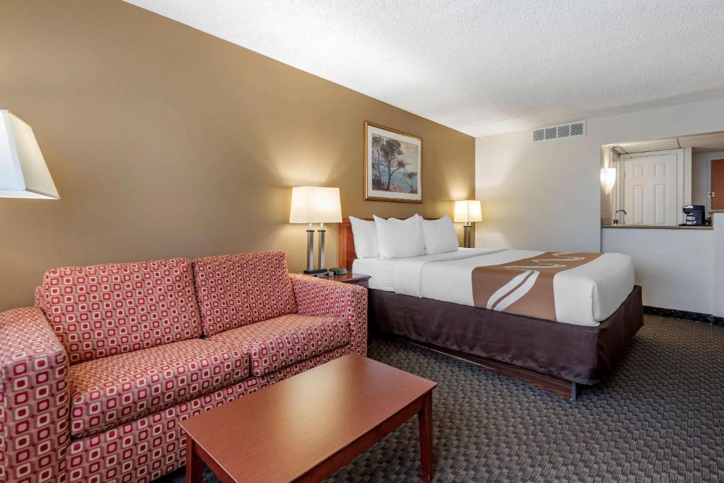 University Inn Quality Inn & Suites Vestal Binghamton -da bir otaq.