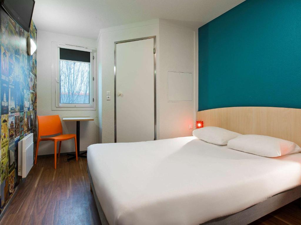 Postel nebo postele na pokoji v ubytování HOTEL F1 Lyon Genay Massieux