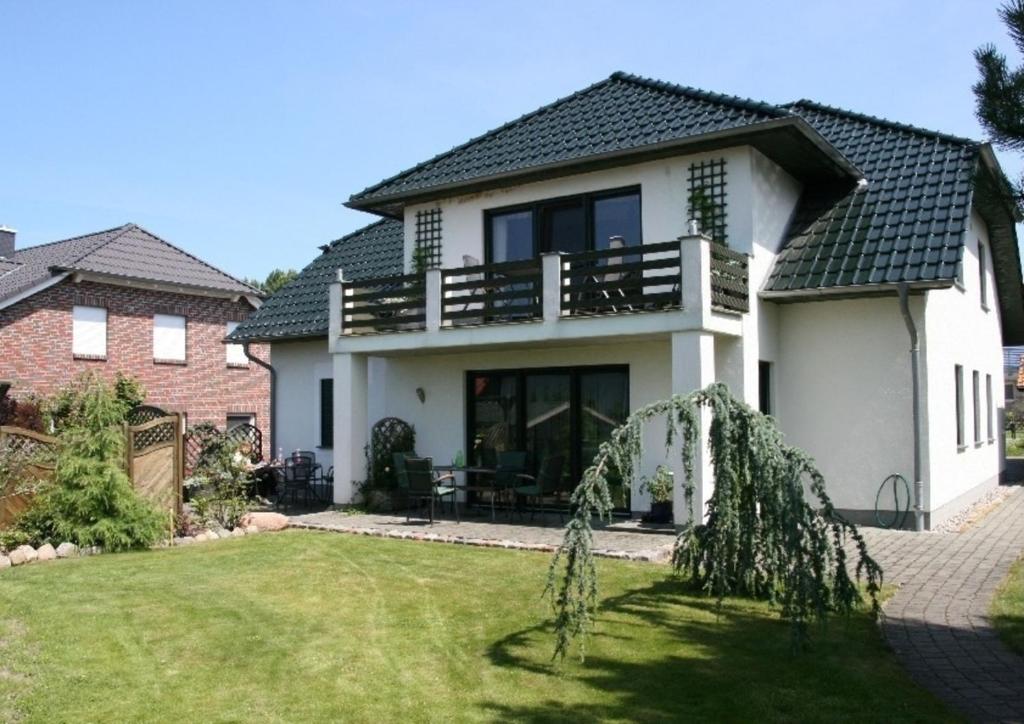 Casa bianca con balcone e cortile di Appartementhaus Süssling App 2 a Glowe