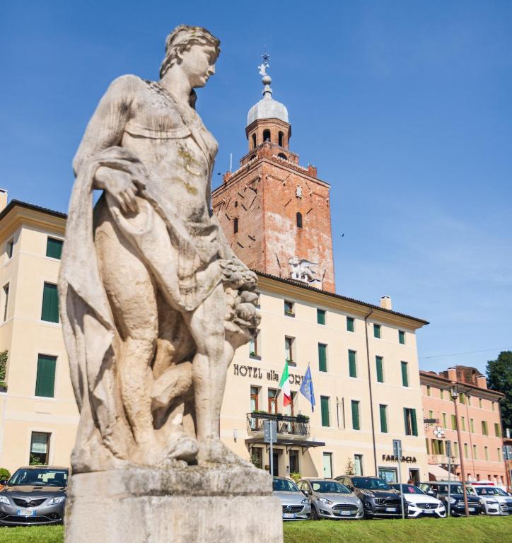una estatua de un hombre frente a un edificio en Hotel Alla Torre, en Castelfranco Veneto