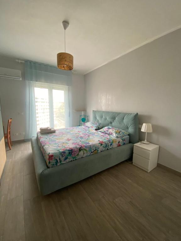 ein Schlafzimmer mit einem grünen Bett und einem Fenster in der Unterkunft Tres joli in Rom