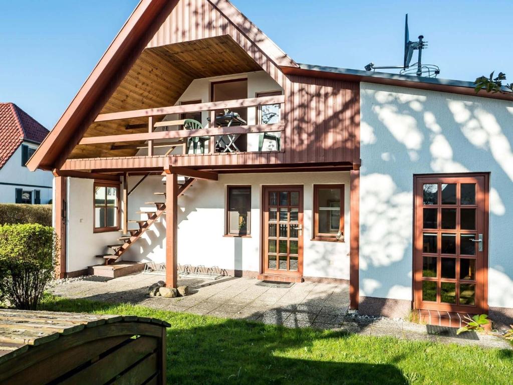 a house with a porch and a balcony at Seenest Appartement 2 in Zingst