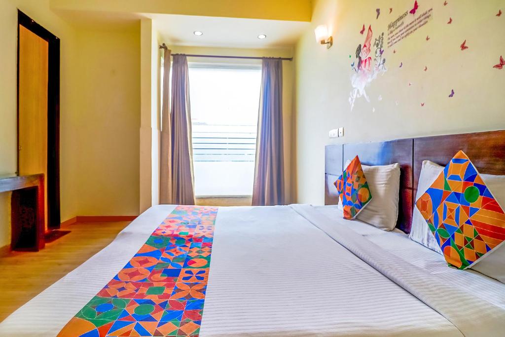 Postel nebo postele na pokoji v ubytování FabHotel Merriment City