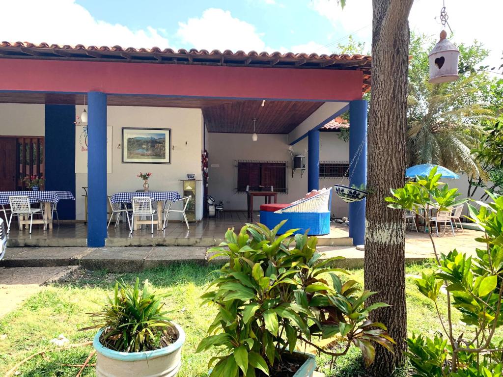 Cette maison dispose d'une terrasse avec une table et des chaises. dans l'établissement Sossego e Tranquilidade, à Teresina