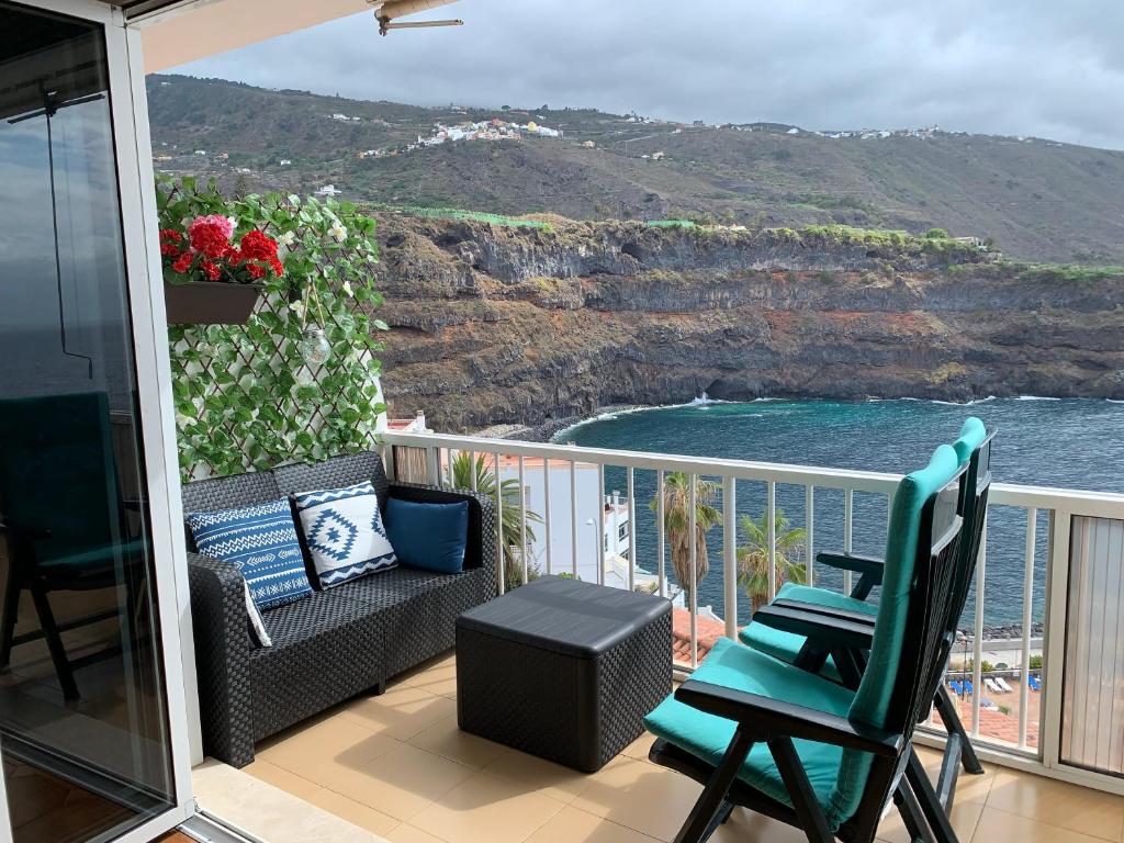 d'un balcon avec des chaises et une vue sur l'océan. dans l'établissement M & P Apartment - San Marcos, à Icod de los Vinos