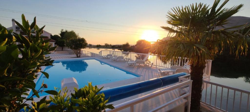 basen na balkonie z zachodem słońca w obiekcie WATERFRONT VILLA SUNSET DREAM WITH POOL w mieście Trebinje