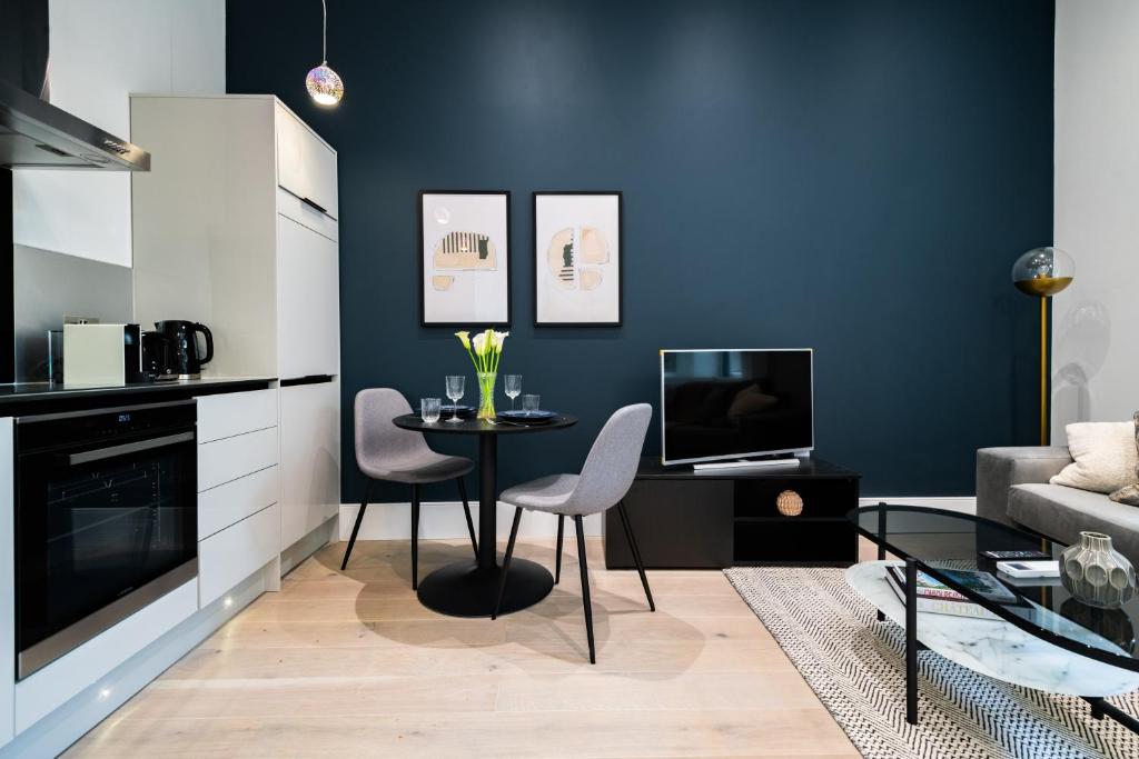 No. 2 Queensberry Place by Stayo - Apartment - Split Level