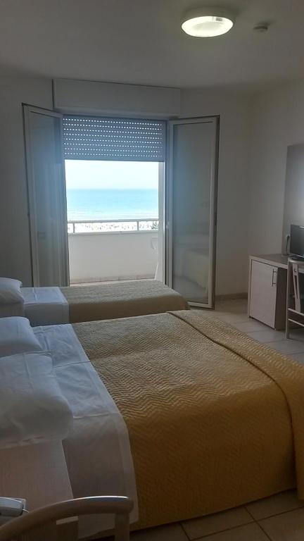 A bed or beds in a room at Hotel Miramare