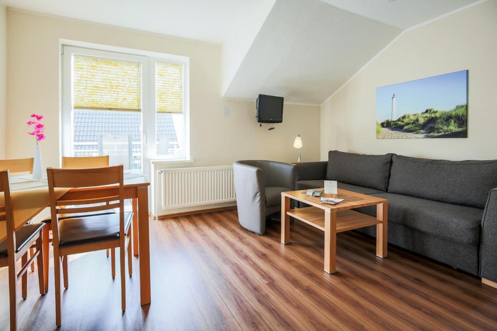 a living room with a couch and a table at Ferienhof Büdlfarm - Süd Ost in Sahrensdorf