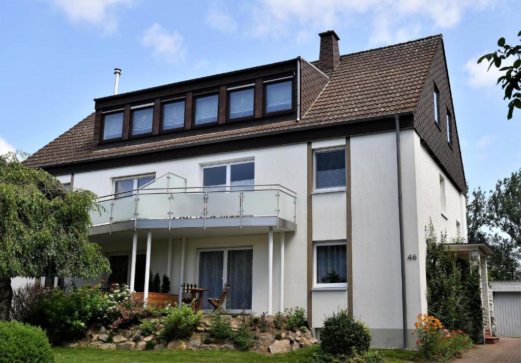 una casa blanca con techo de gambrel en Zu den Bruchtauen, en Brakel