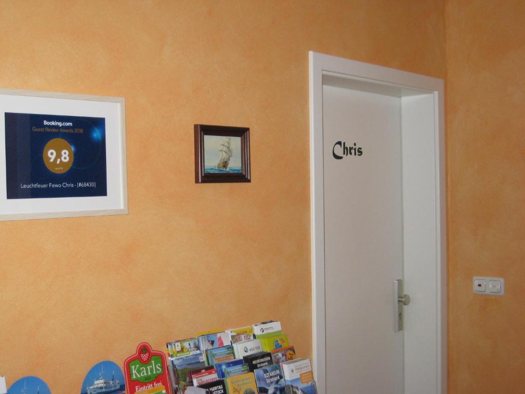 ベルガーエンデ・レートヴィッシュにあるLeuchtfeuer Fewo "Chris"のオレンジの壁と白いドアが特徴の客室です。