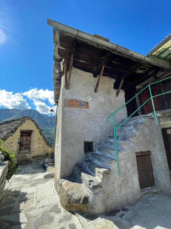 un edificio de piedra con escaleras en su lateral en Casa vacanze La Carbunera, en Domodossola
