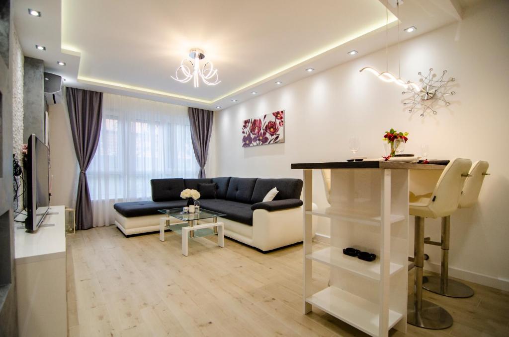 sala de estar con sofá y mesa en Apartman MDB LUX, en Subotica