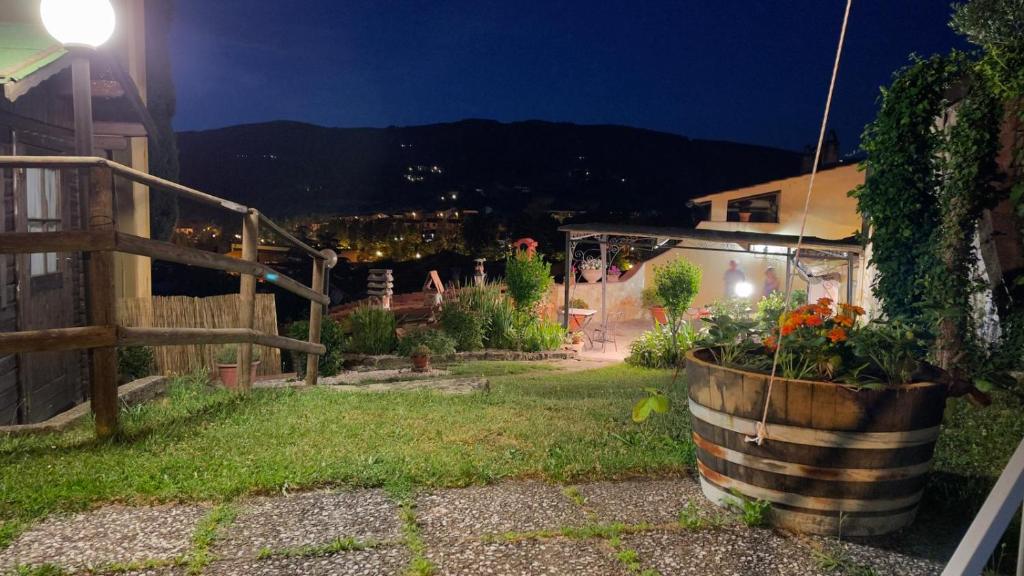 Vista generica sulle montagne o vista sulle montagne dall'interno del bed & breakfast