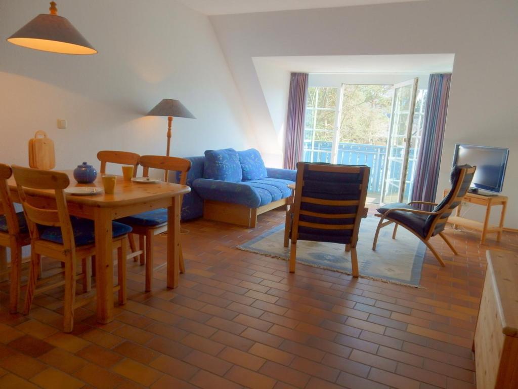 プレローにあるGästehaus Whg 9のリビングルーム(テーブル、青いソファ付)