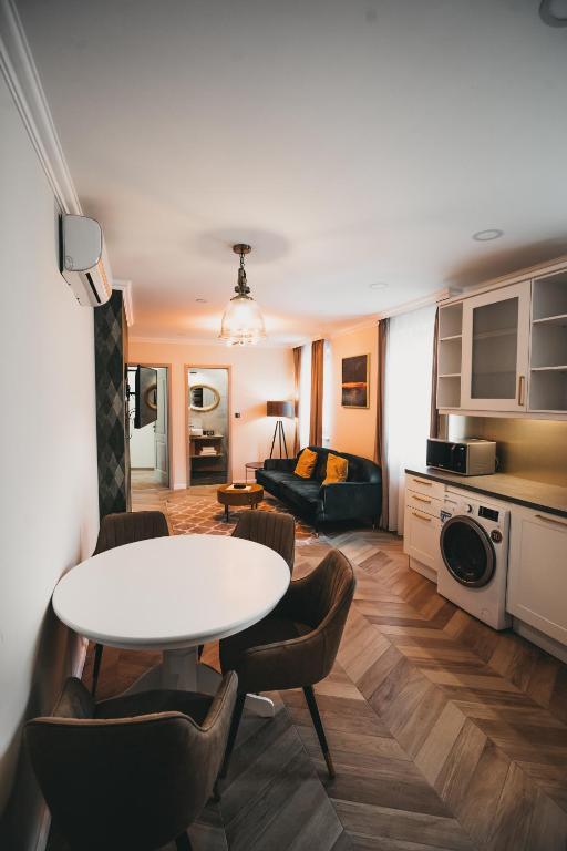 Kuchyň nebo kuchyňský kout v ubytování Room42 - Suites & Apartments