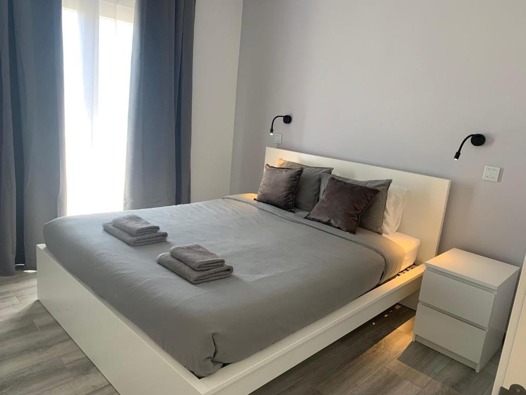 ラゴスにある3 bedroom apartment w/ amazing viewの白いベッド(タオル付)が備わるベッドルームです。