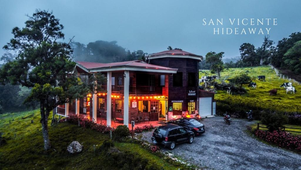 Hotel San Vicente Hideaway في Quesada: منزل فيه سيارة متوقفة أمامه