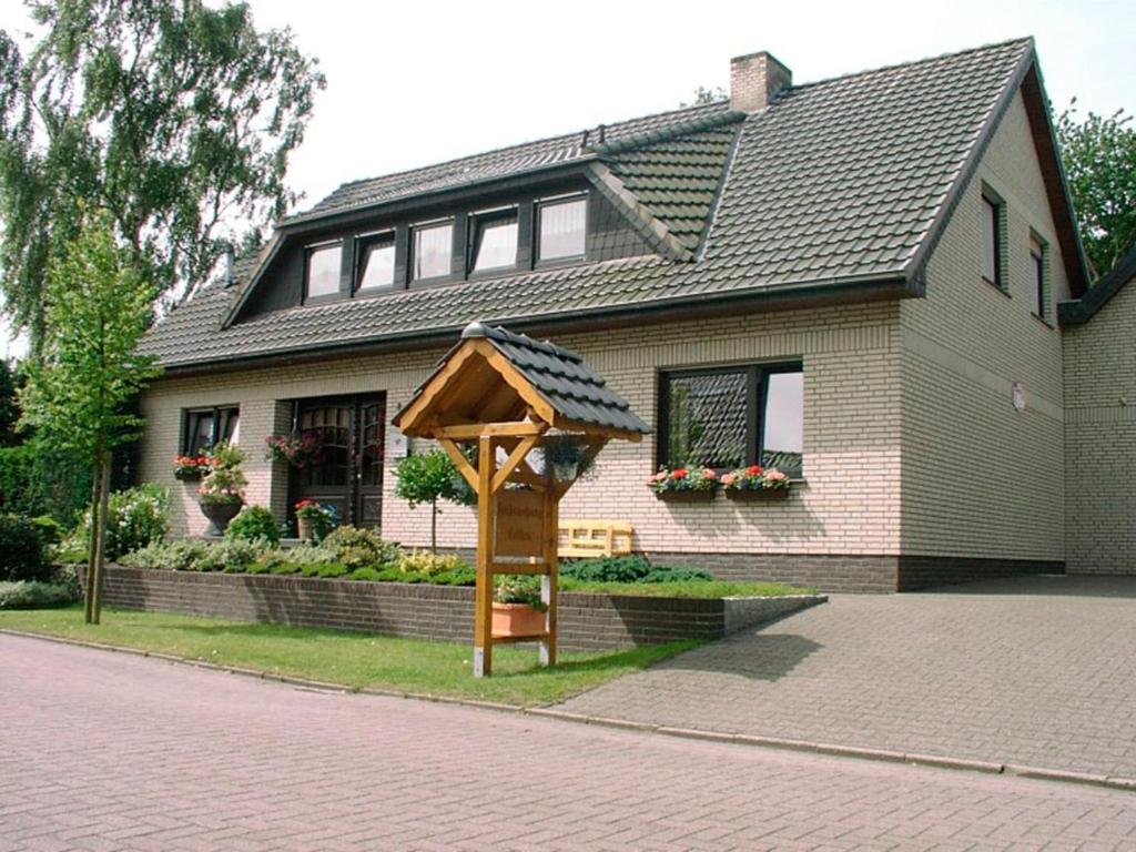 ein Haus mit Holzkonstruktion davor in der Unterkunft Ferienwohnung Gebken in Börgerwald