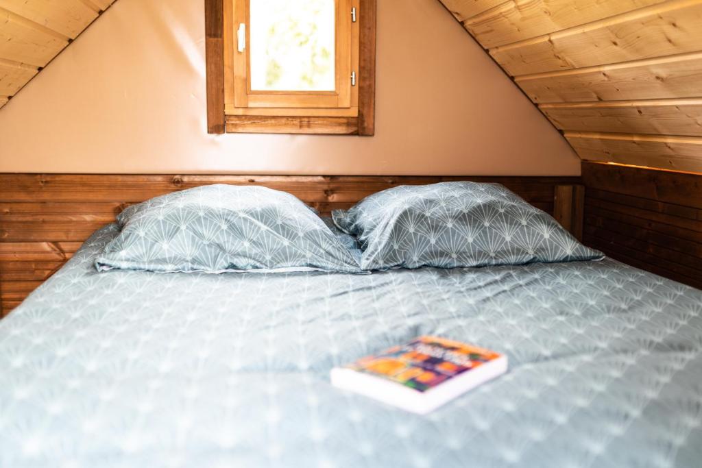 Postel nebo postele na pokoji v ubytování Camping La Grappe Fleurie