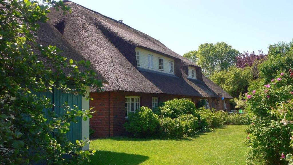 an old house with a thatched roof at Waldow - Ulmenhof 5 in Nieblum