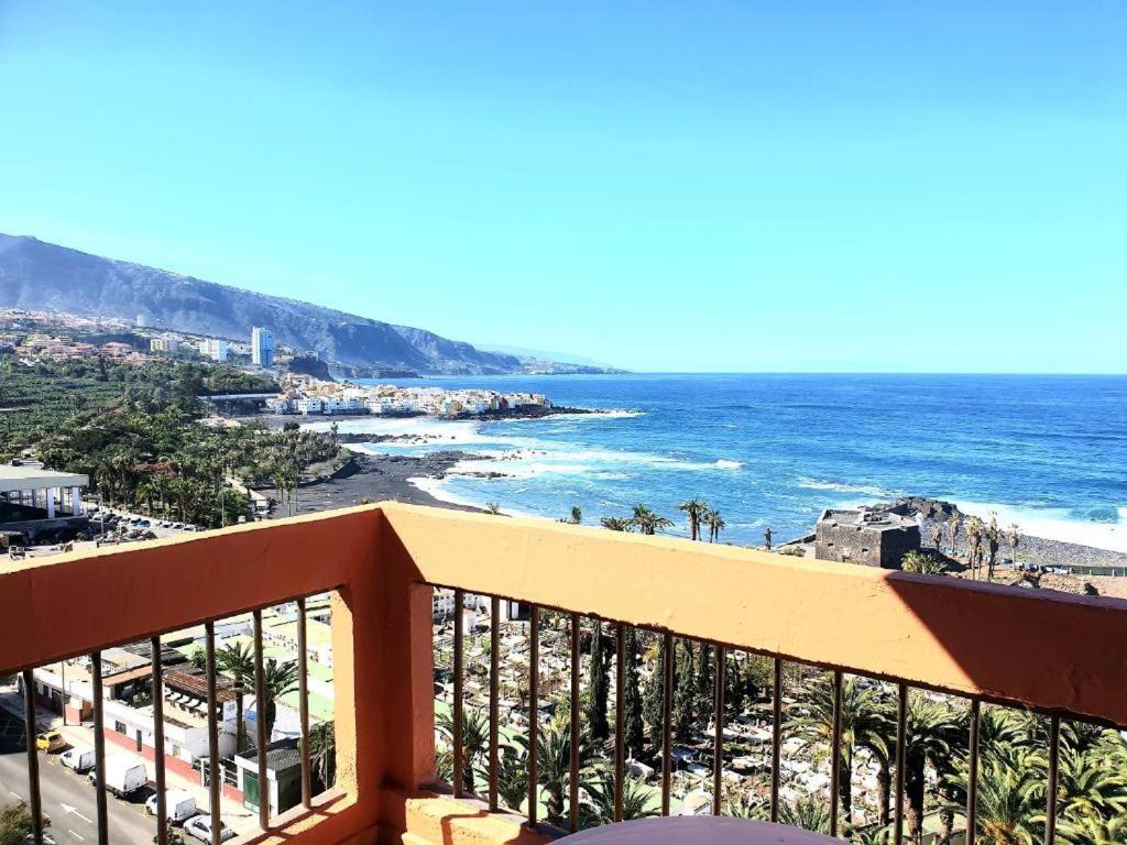 uma vista para o oceano a partir da varanda de um hotel em Alfa Omega (VALLE-LUZ) em Puerto de la Cruz