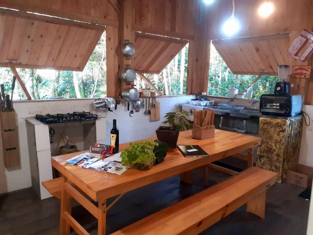 eine Küche mit einem Holztisch und einer Arbeitsplatte in der Unterkunft Sítio Bona Vita in Nova Trento
