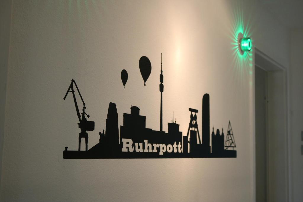 a wall sticker of a city on a wall at Modernes Ruhrgebietsdomizil in Hattingen