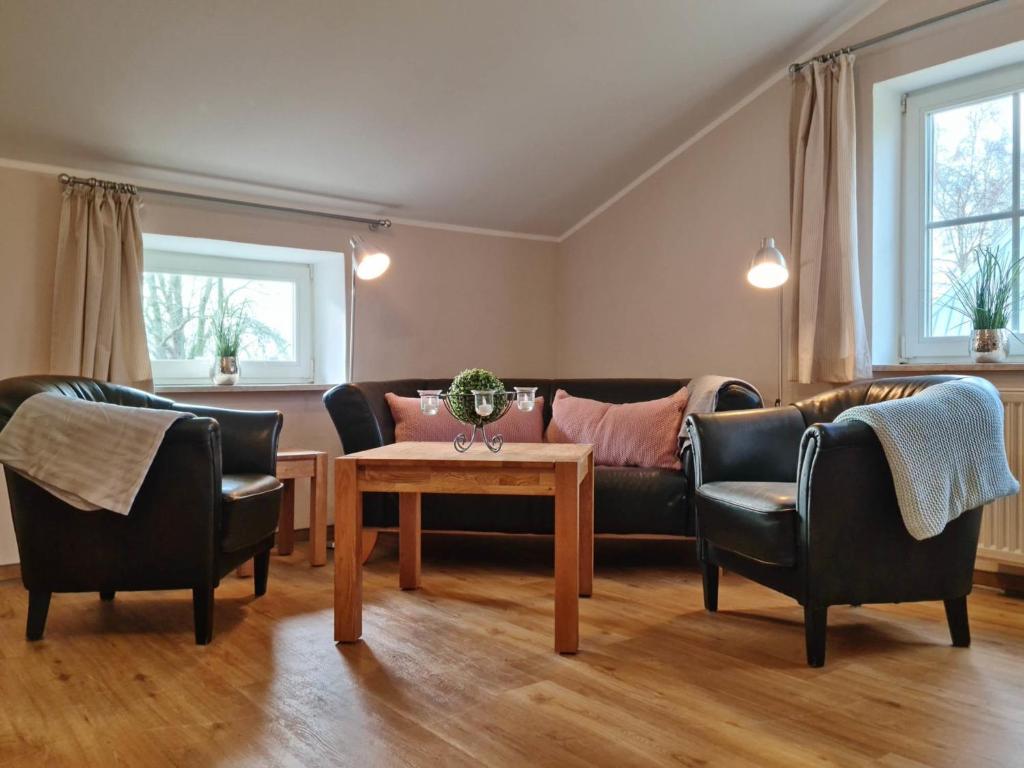 sala de estar con sofá, sillas y mesa en AbendLicht en Vadersdorf