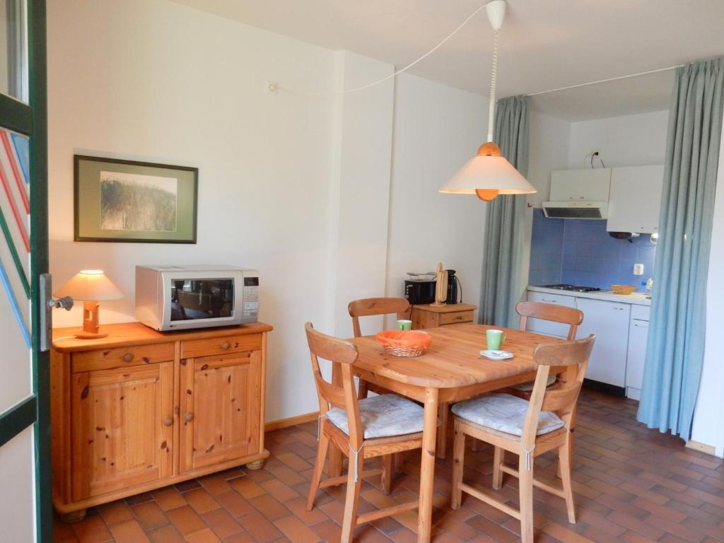 プレローにあるResi H1のキッチン、ダイニングルーム(木製のテーブルと椅子付)
