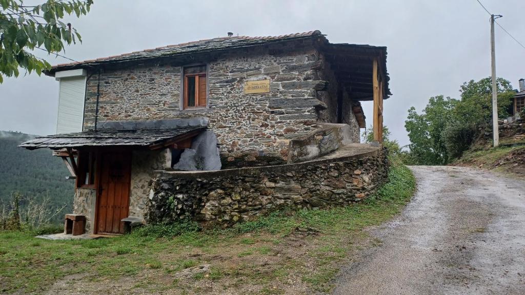 stary kamienny dom na polnej drodze w obiekcie A Palleira w mieście Castro Caldelas