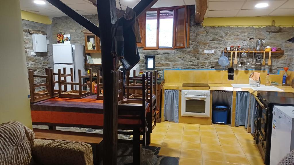 kuchnia z łóżkiem na podwyższeniu w pokoju w obiekcie A Palleira w mieście Castro Caldelas