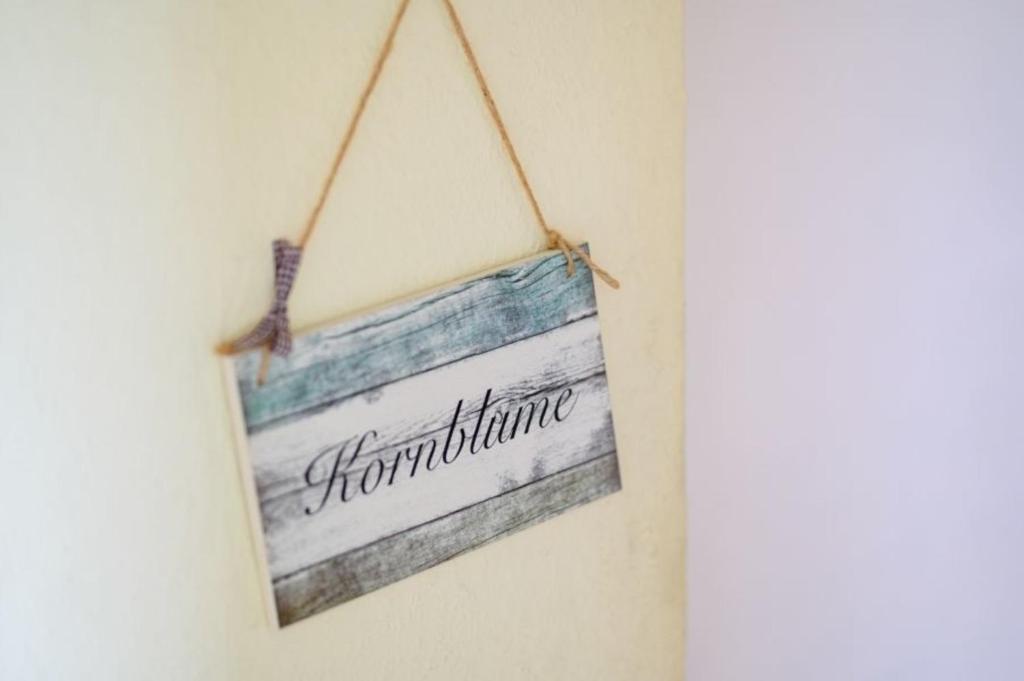 una señal que lee huracán colgando de una pared en Villa Christiana - Kornblume en Graal-Müritz