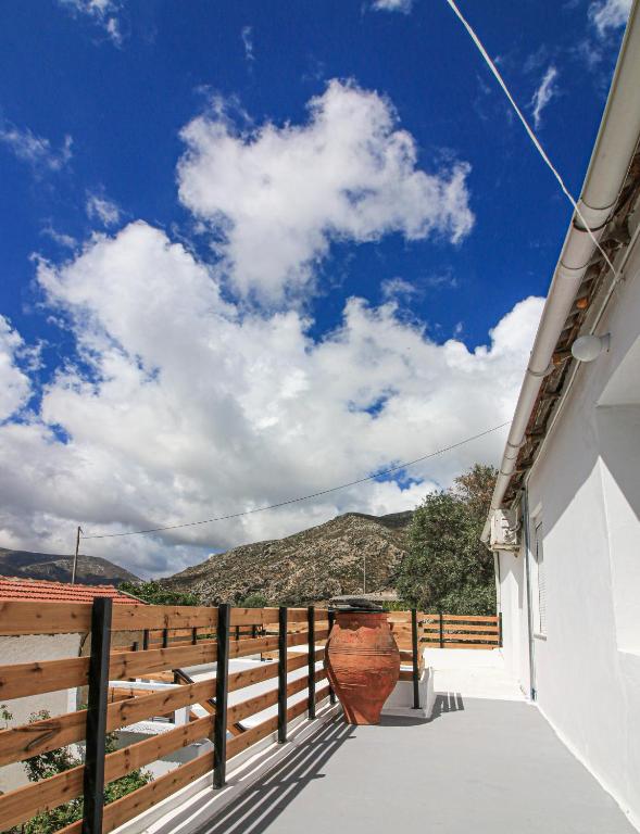 a balcony with a vase on the side of a building at Casa Elafonisi N2-10min from the beach in Plokamianá
