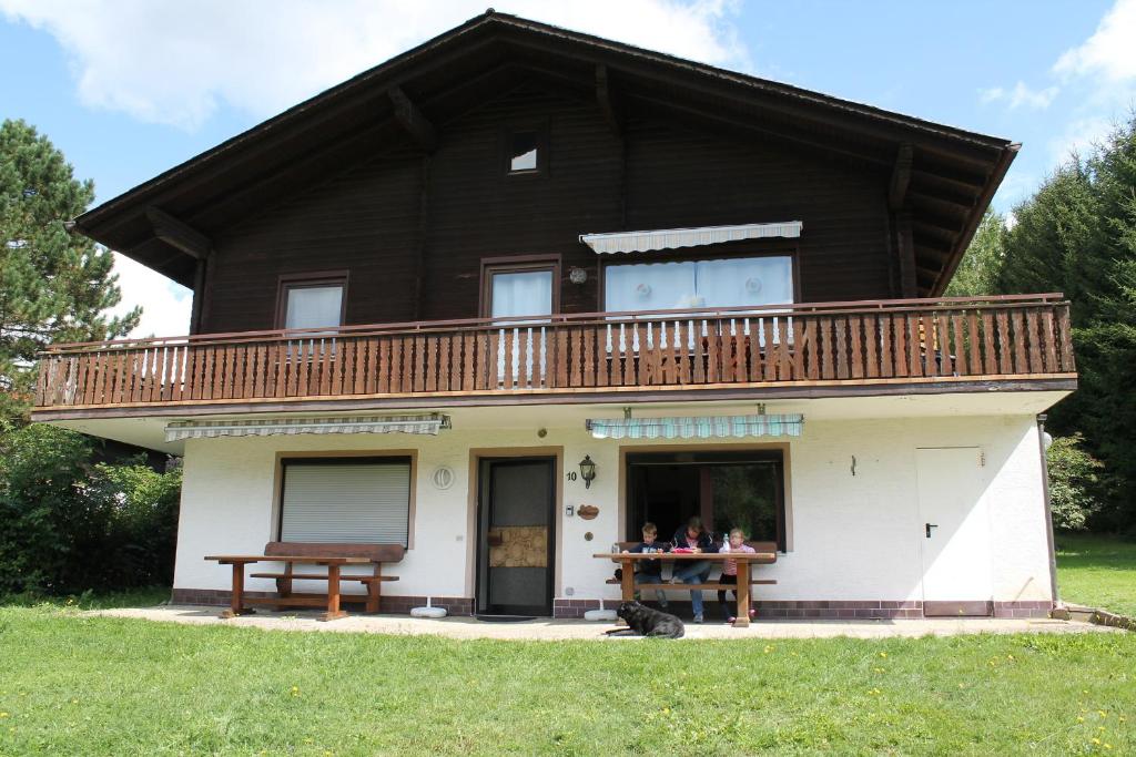 ein großes Haus mit Balkon darüber in der Unterkunft Fewo Bayerischer Wald, mit Wlan in Arrach