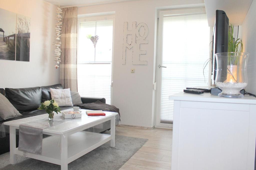 ein Wohnzimmer mit einem Sofa und einem Couchtisch in der Unterkunft Ferienwohnung Steffens - "Mittelweg" in Grömitz