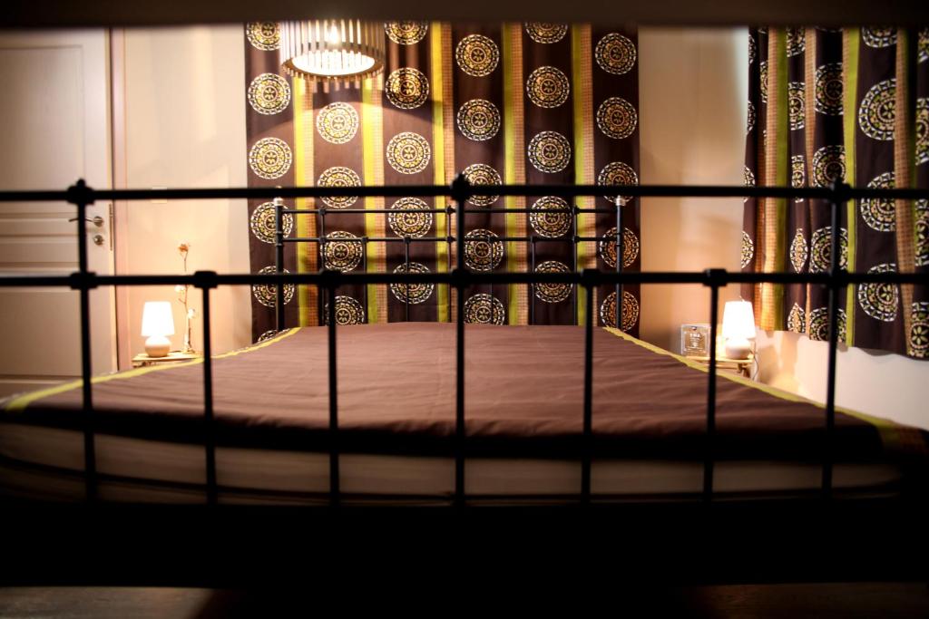un letto in una camera con tenda di Une parenthèse en Ardenne a Nollevaux