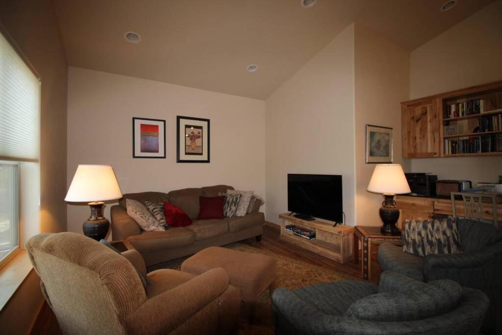 un salon avec un canapé, des fauteuils et une télévision dans l'établissement Upper Ranch - 100 Acre Mountain Views, à Whitehall