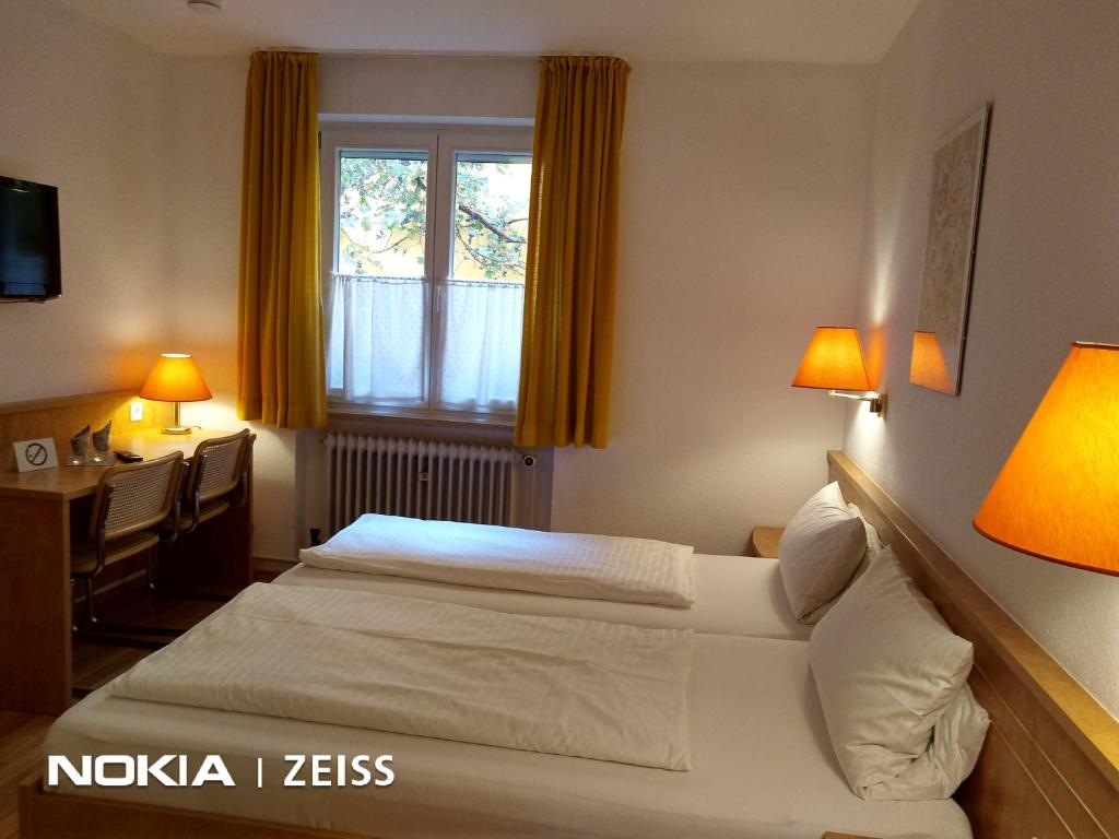Postel nebo postele na pokoji v ubytování Hotel Möve garni