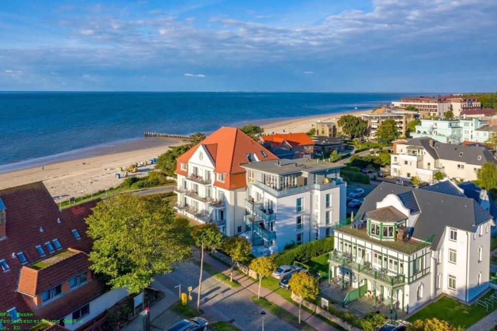 een luchtzicht op een stad met een strand en gebouwen bij Schloss am Meer - Whg3 große Terrasse mit Meerblick in Wyk auf Föhr