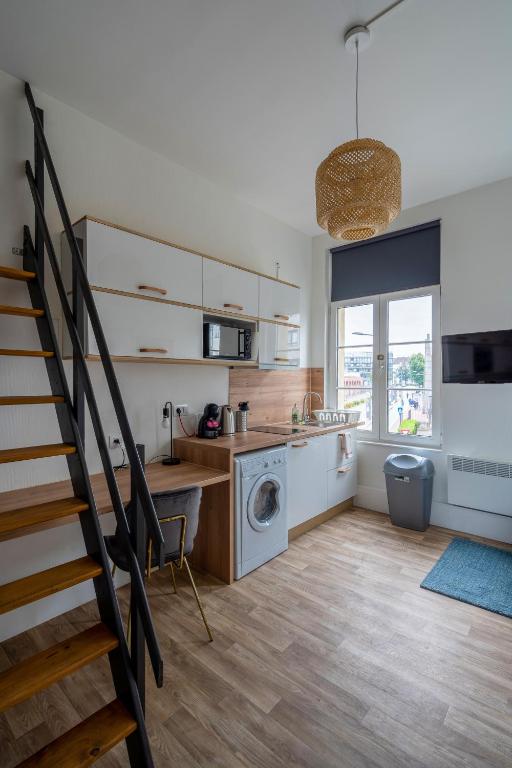 une cuisine avec un escalier et un lave-linge. dans l'établissement Residence des Wetz Studios équipés - Centre-idéal Parc Expos, à Douai